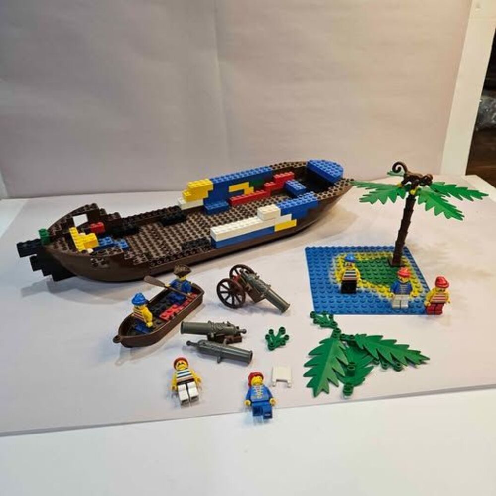 LEGO Pirates Vintage Barracuda Ship and Island Set. Rare find.